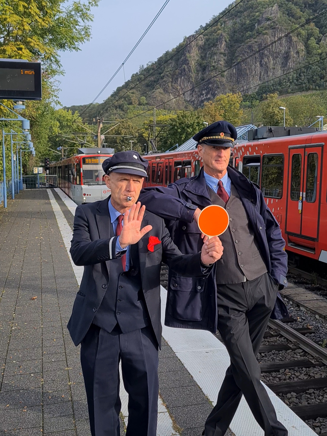 Schaffner Comedy Duo Aktion am Bahnhof Röhndorf im Rahmen der europäischen Mobilitätswoche