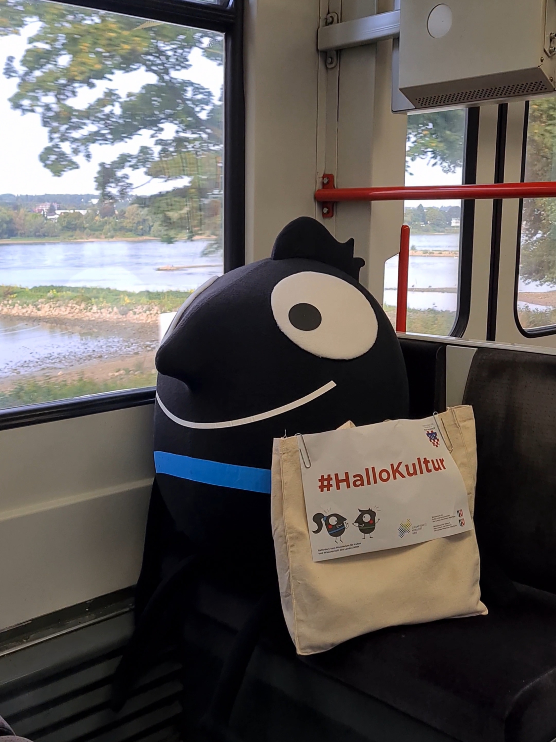 Maskottchen Edgar fährt in der Bahnlinie 66