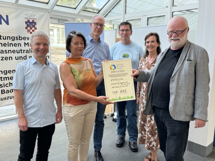 Bei der Preisübergabe im Rathaus (v.l.): Bürgermeister Otto Neuhoff, Beate Kummer, Harald Gebauer, Andreas Kadelke, Claudia Herzog (alle #WirfürsKlima) und Johannes Bortlisz-Dickhoff (DIE GRÜNEN).