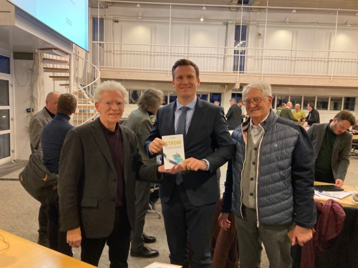 Bild Buchübergabe #WirfürsKlima (2)